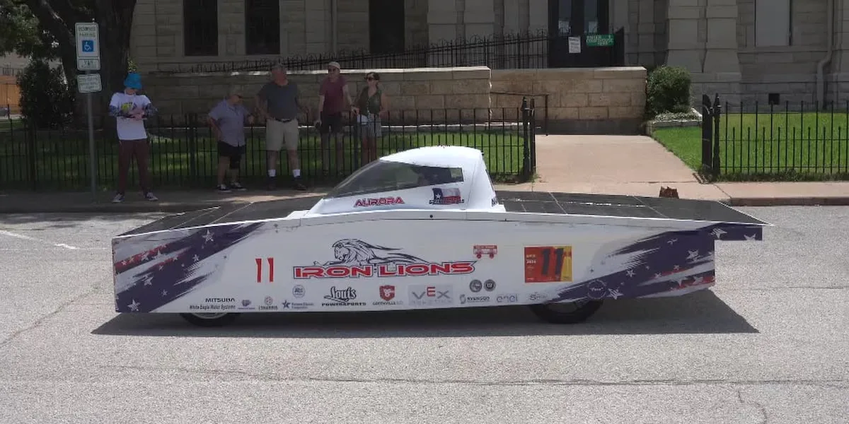 High school teams race solar cars more than 600 miles across Texas