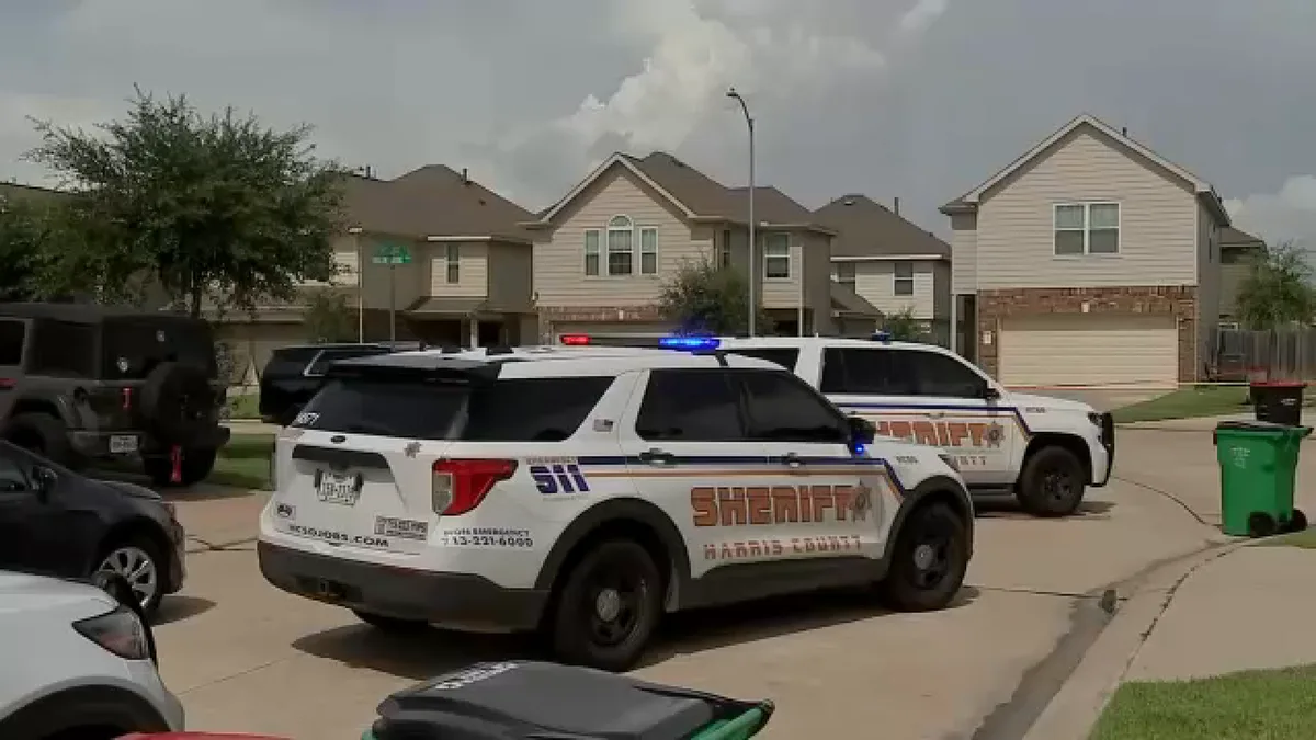 2 teens hurt with multiple gunshot wounds after shooting at each other, HCSO says