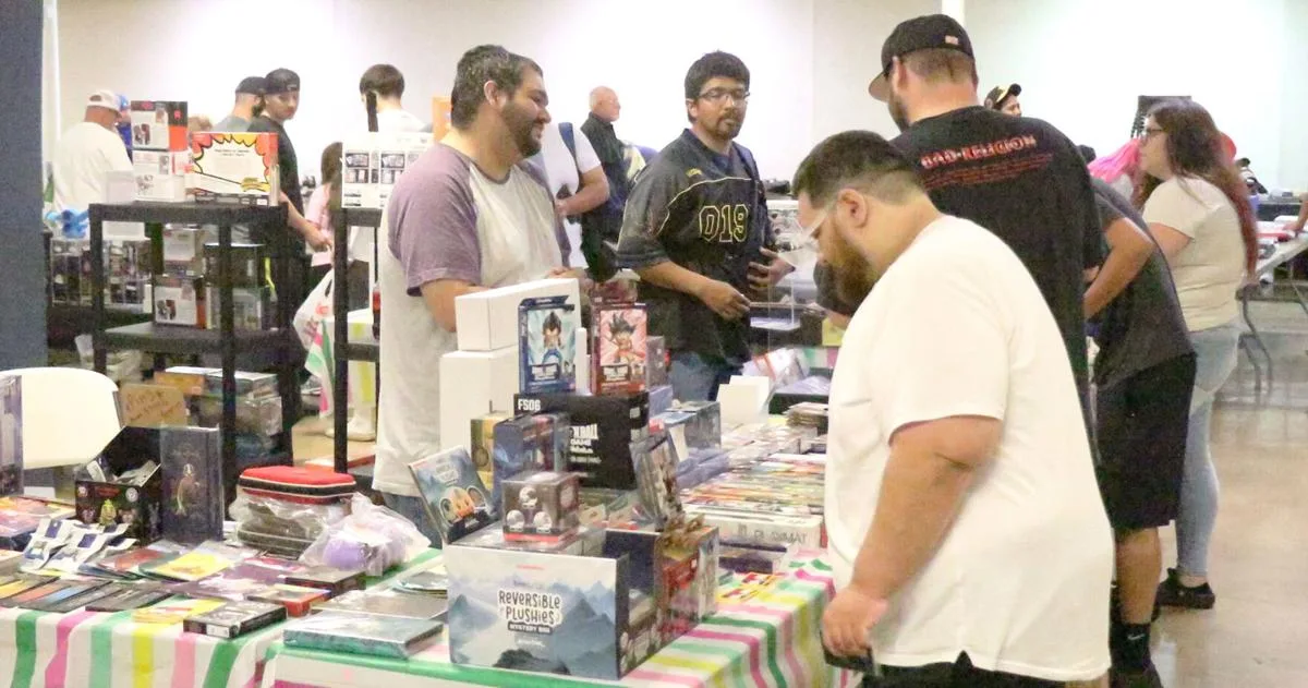 Seguin duo hosts town's first card show