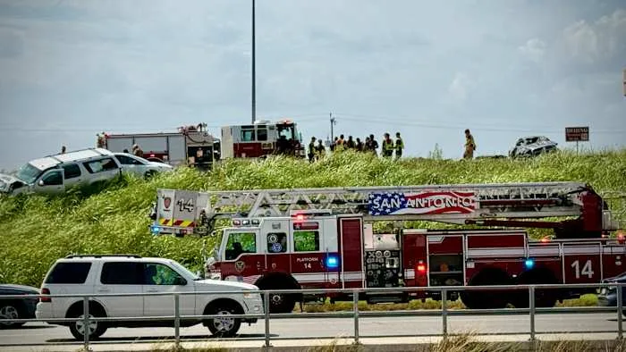 2 children ejected in U.S. 281 crash that closed northbound lanes for hours, police say