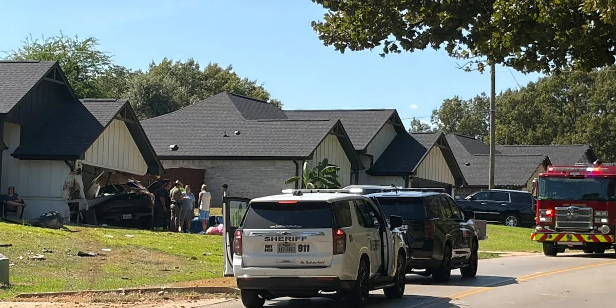 Vehicle crashes into Smith County home
