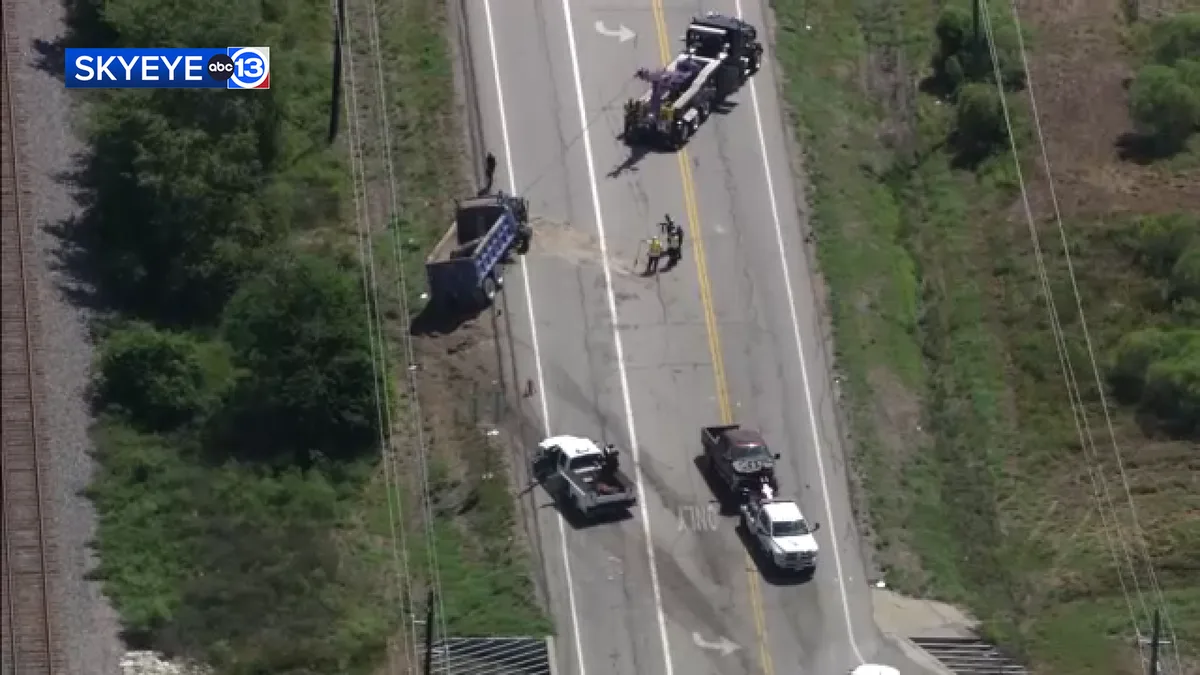 Crash involving dump truck shuts down all westbound lanes on US 90-A near Beasley, Fort Bend County Precinct 1 says