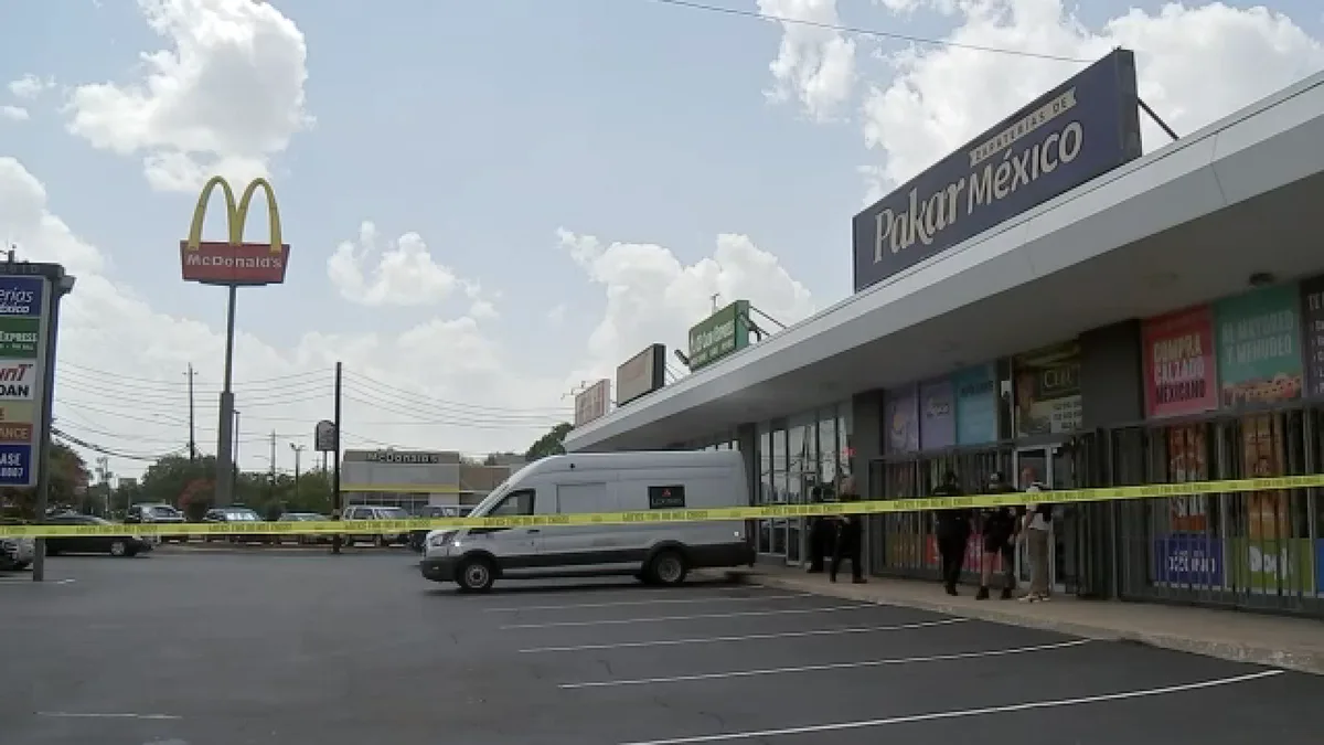 2 teens shot by guard during attempted robbery of armed truck in Gulfton area, HPD says