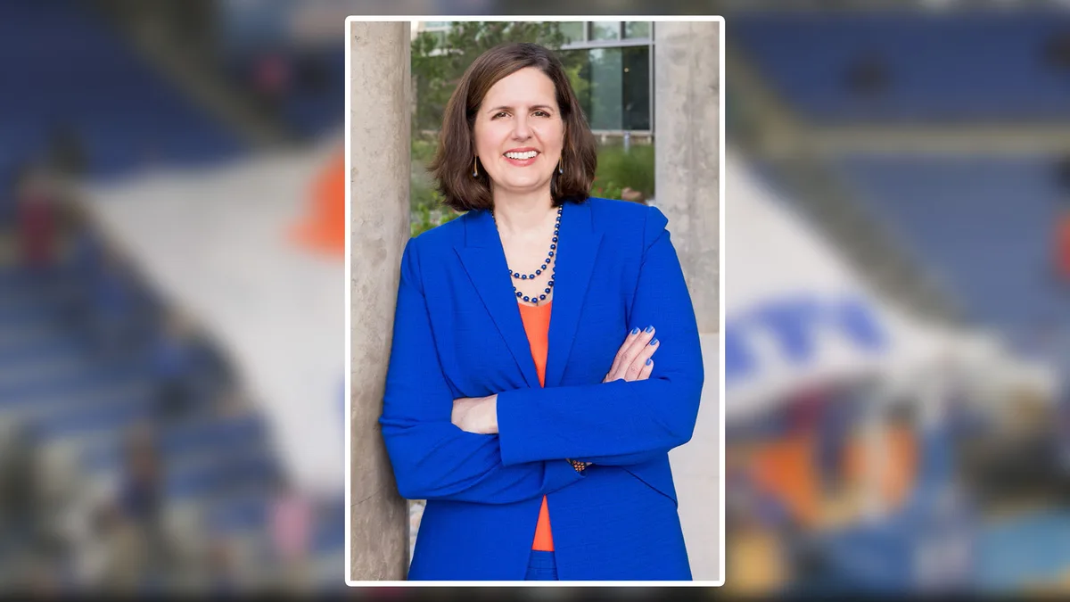 UT Arlington president steps down