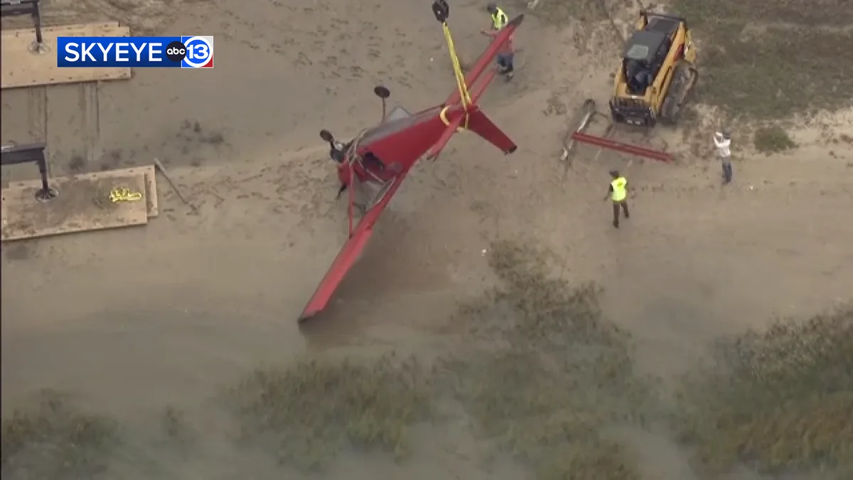 Small plane retrieved by crane after overturning into water during landing Galveston, SkyEye13 shows