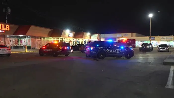 1 person shot after intoxicated gunman opens fire at southwest Houston restaurant, police say