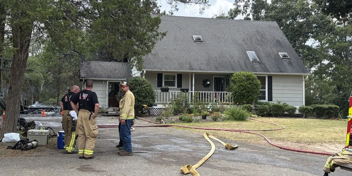 Garage fire breaks out at Lindale home Tuesday afternoon