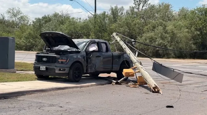 3 hospitalized after six-vehicle crash on West Side, SAPD says