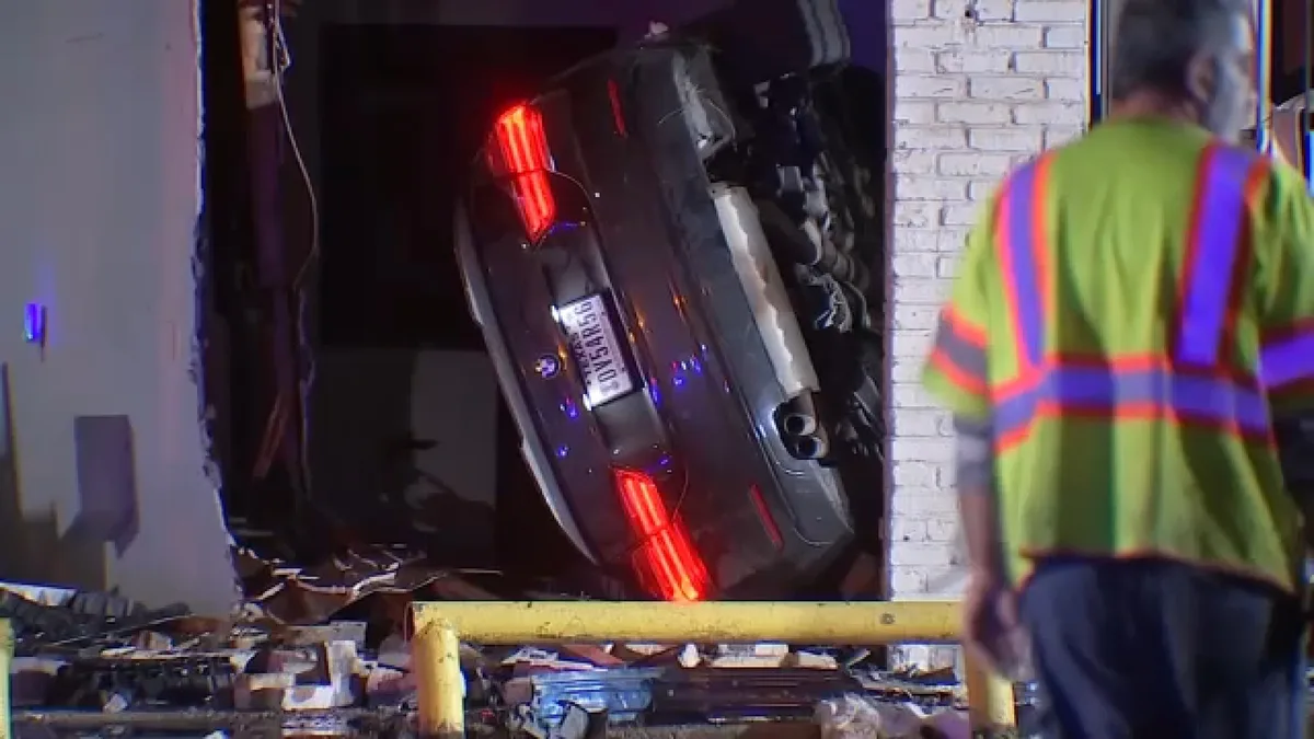 Suspect steals car, leads police on chase before crashing into Sunnyside area business, HPD says