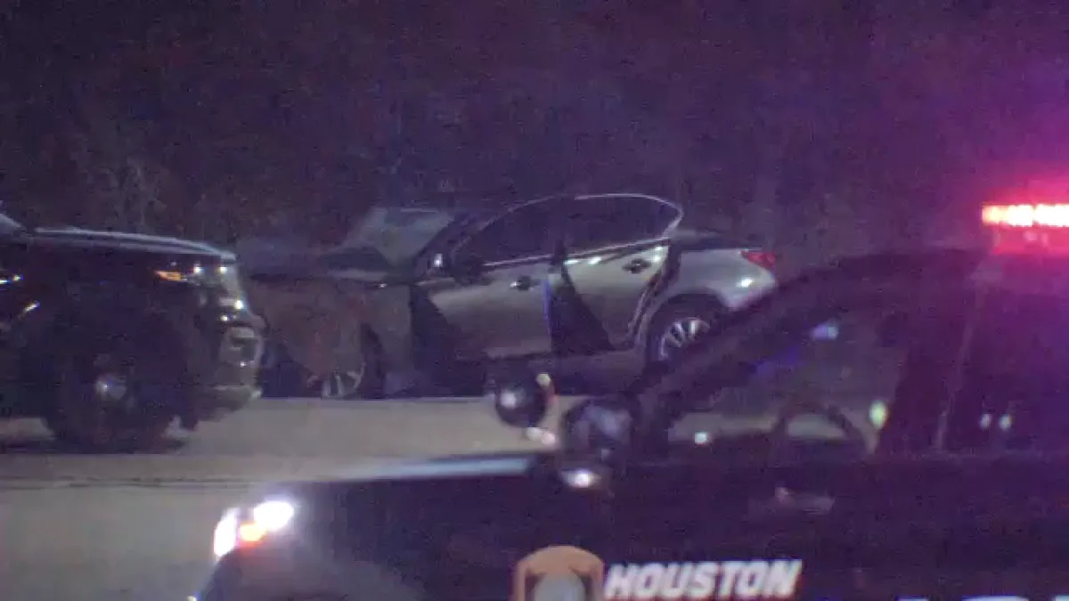 Driver leaves dead passenger behind in crash while fleeing from police in NE Houston, police say