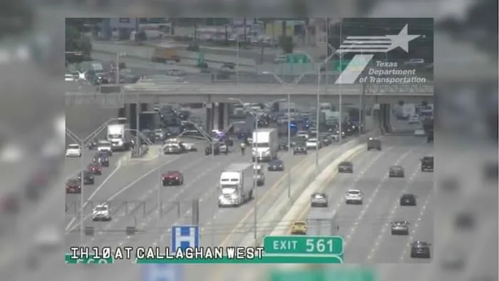 SAPD patrol car involved in multi-vehicle crash on Interstate 10, SAFD says