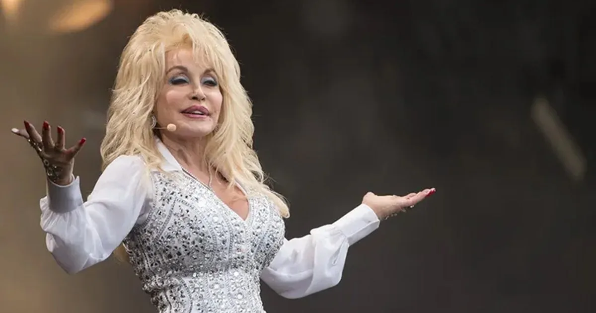 Mississippi mayor argues against lowering flag for Dolly Parton after her death