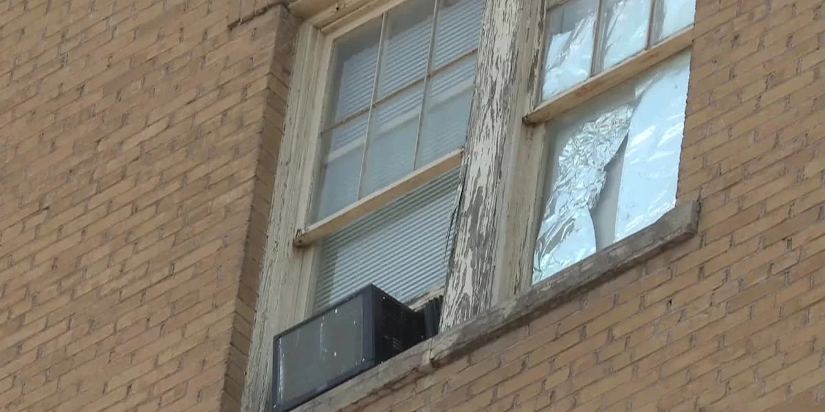 Laredoans swelter in 91-degree Hamilton Senior Apartments as city searches for permanent fix