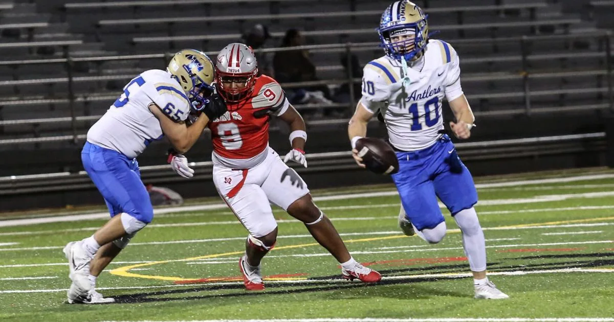 Antlers stay perfect, down Austin Travis 49-13