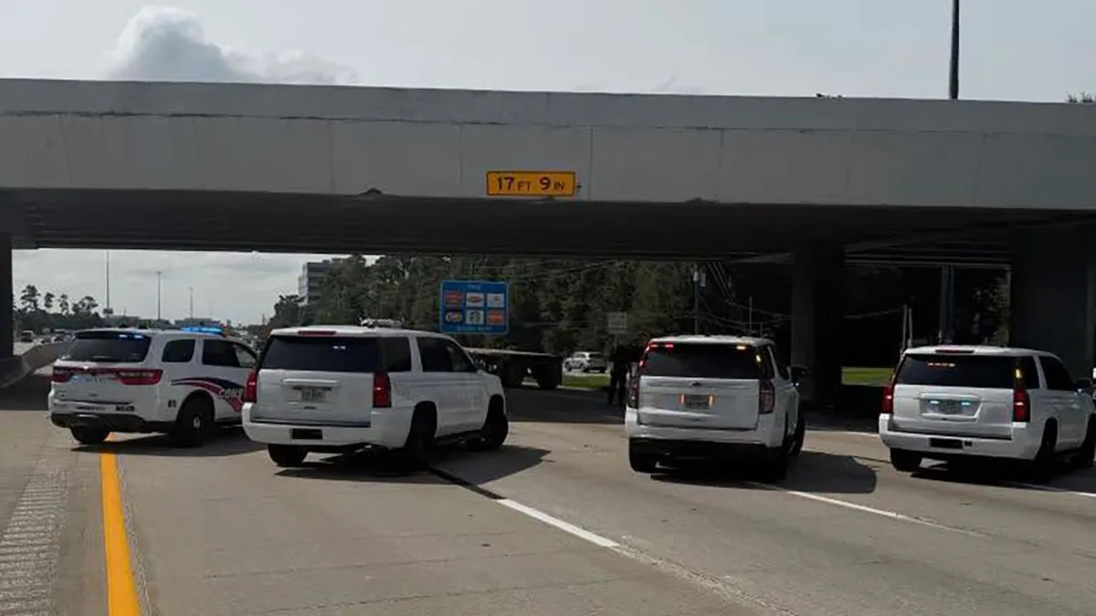 Tomball Pkwy southbound closed at Chasewood after vehicle hits overpass, Pct. 4 says