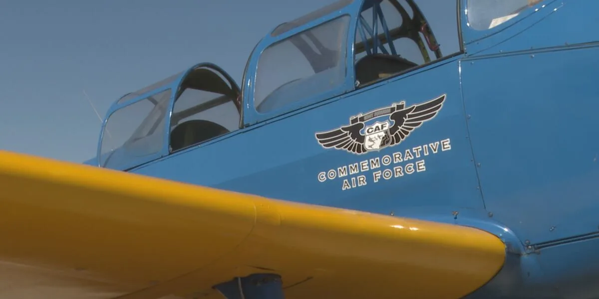 Airsho aircraft nose gear collapses after landing