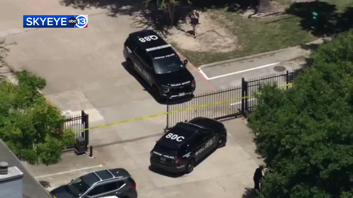 Person shot in Friendswood-area apartment complex, Houston Police Department says