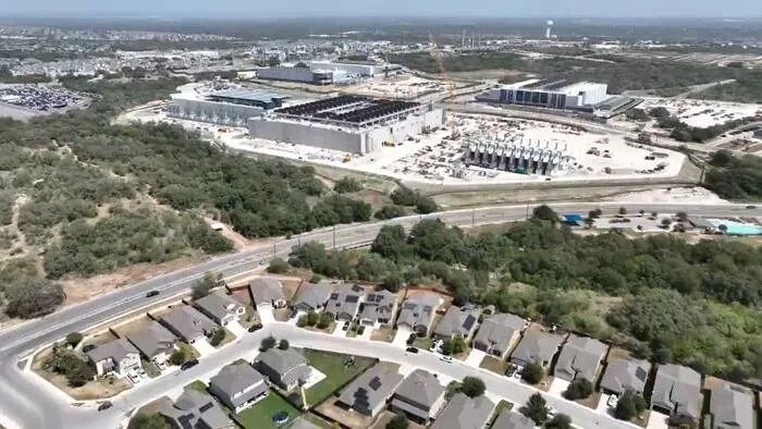People report strong natural gas odor near far West Side data center