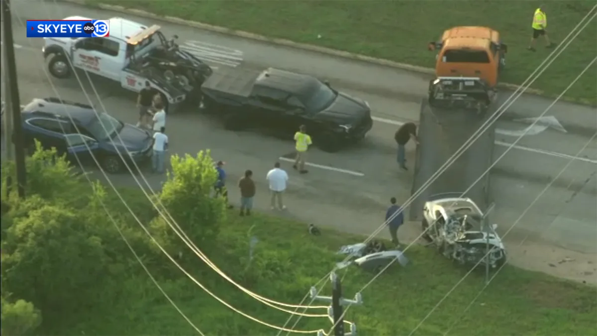 Police searching for person following car crash SE Houston Thursday, HPD says