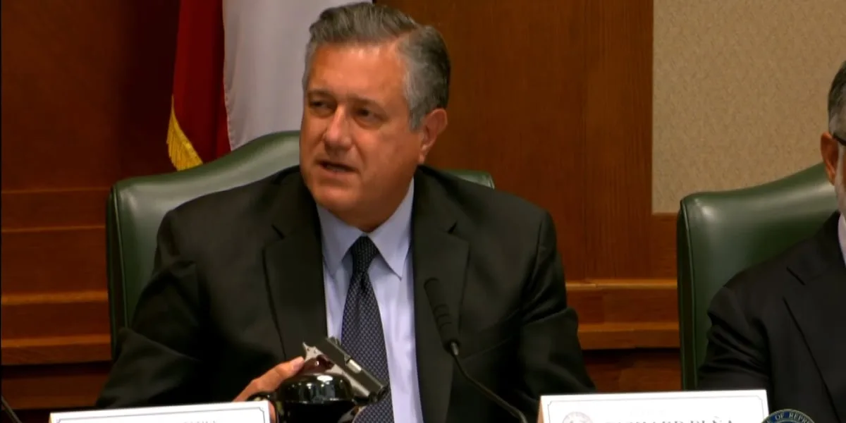 Texas lawmaker displays handgun during committee hearing