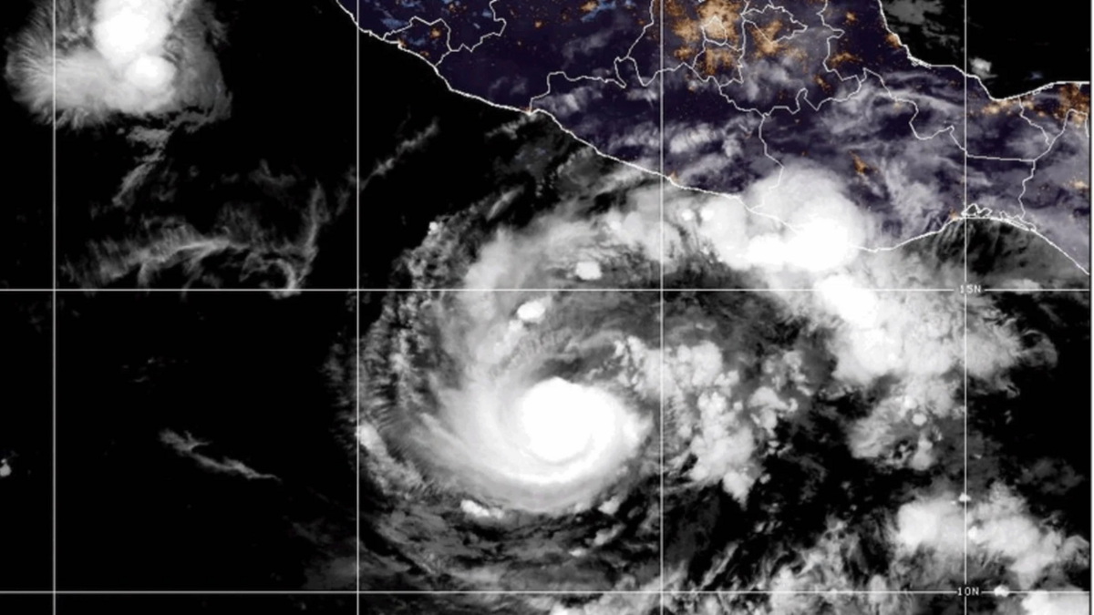 Hurricane Trudy lashes Mexico's Pacific coast with heavy rain and strong winds