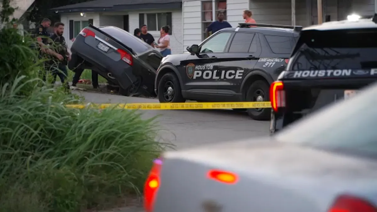 19-year-old dead after shooting during robbery in Houston's southside, HPD says