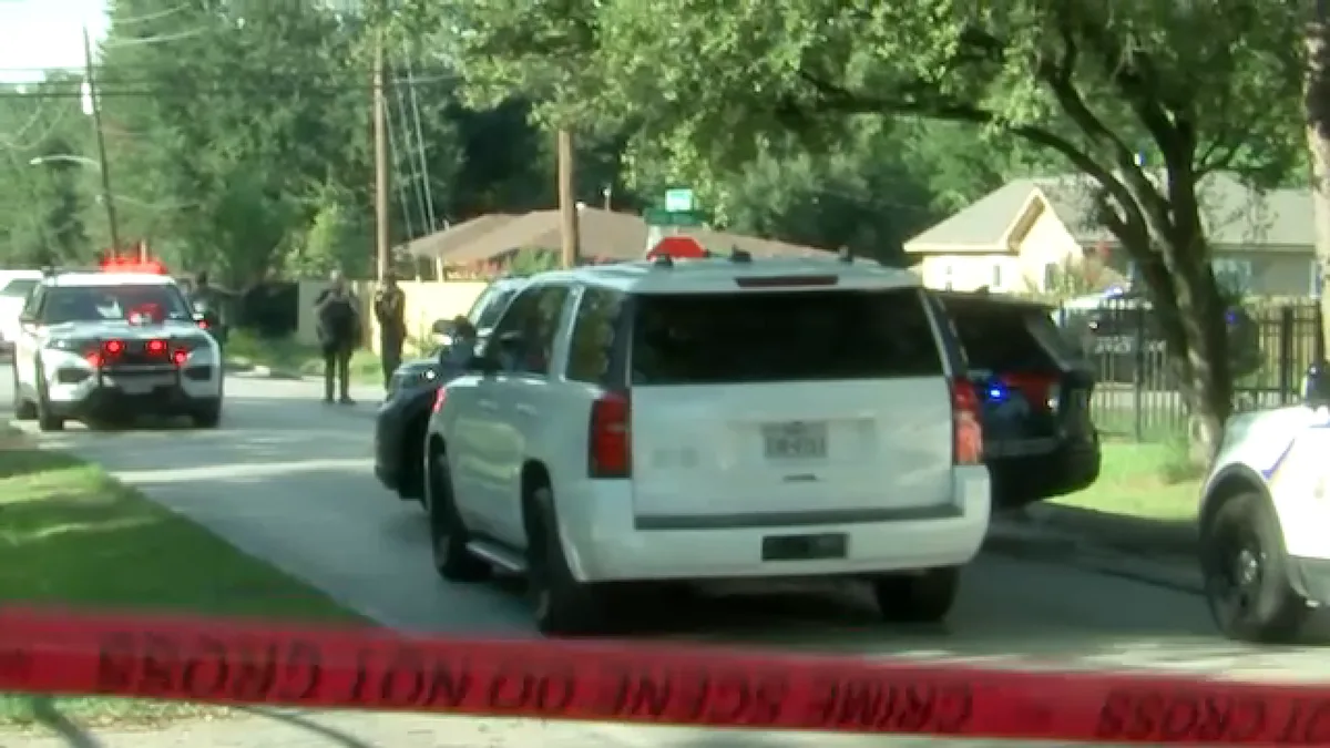 Person dead after 911 caller reports robbery at gunpoint in north Harris County, HCSO says