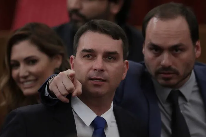 Flvio Bolsonaro's departure to the US sparks a flurry of viral Brazilian memes