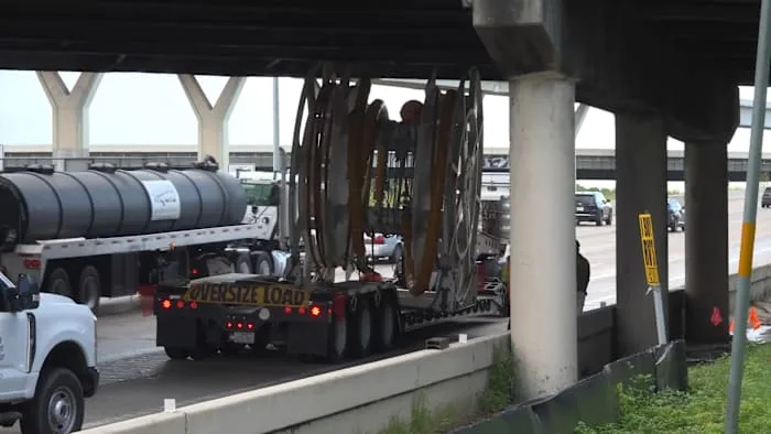 18-wheeler carrying oversized load strikes Houston Avenue bridge on I-10, 2 lanes blocked