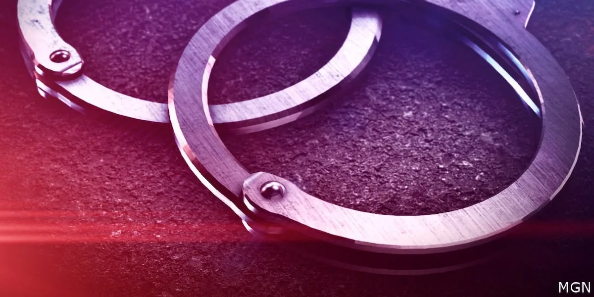 Laredo car chase ends in arrest after suspect runs away