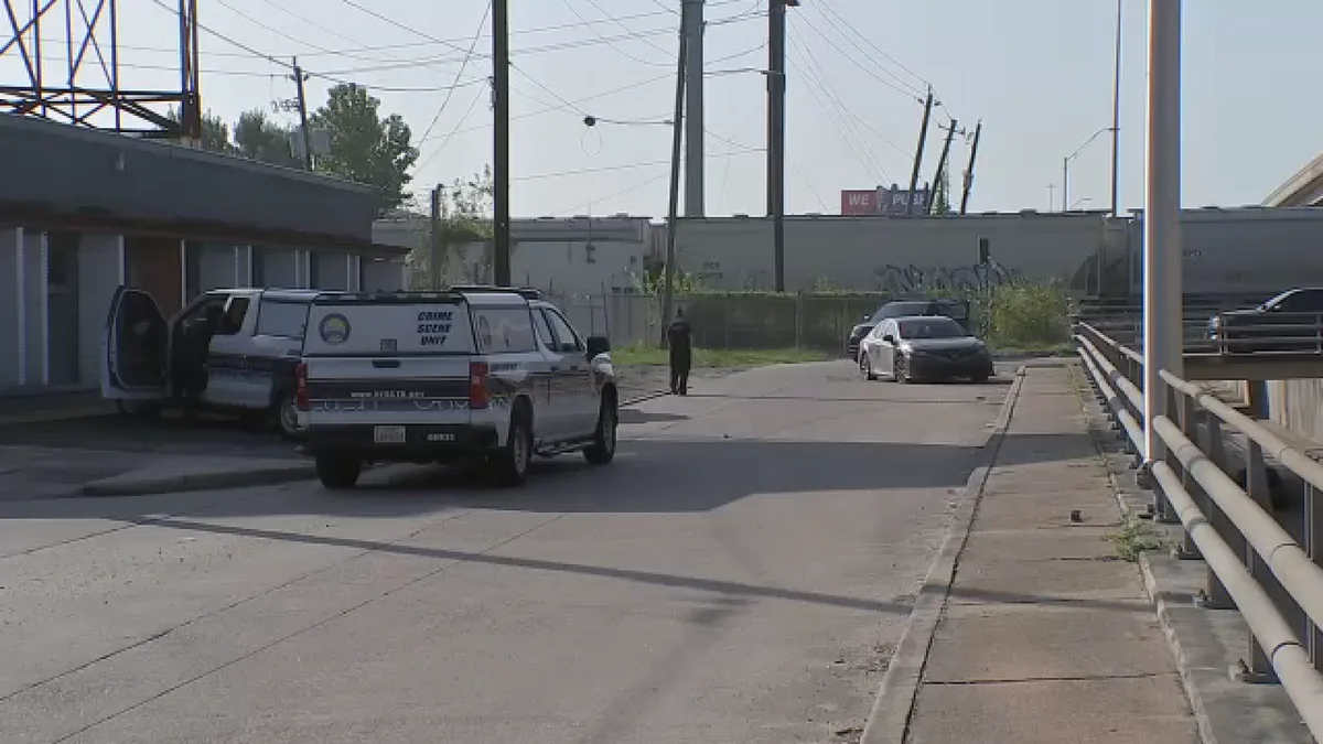 Woman shot while driving along Gulf Freeway in SE Houston, HPD says