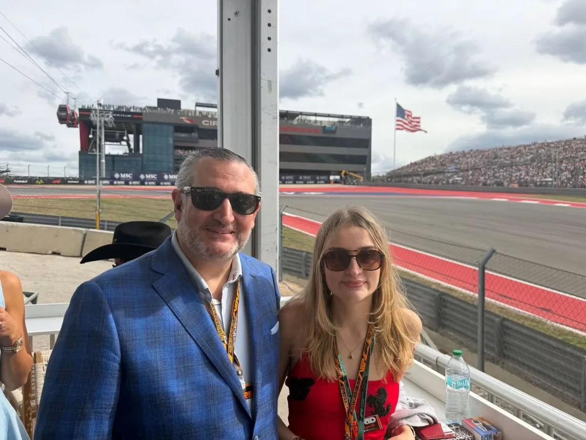 Crowd boos Cruz as he presents Formula One trophy in Austin on Sunday