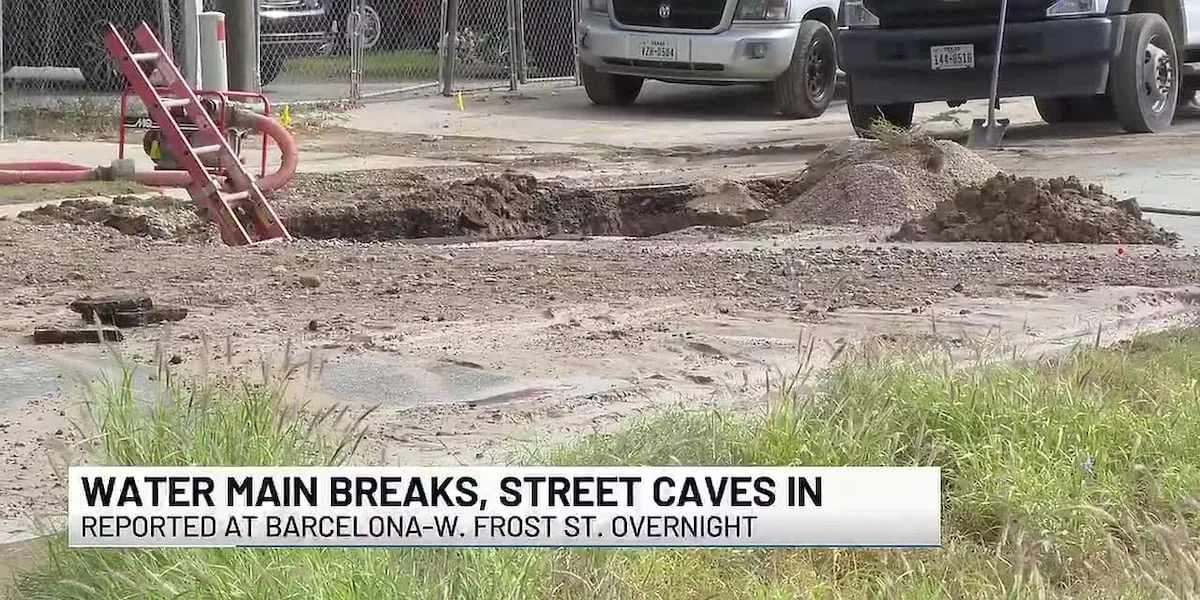 City water line breaks again near Barcelona Avenue in Laredo