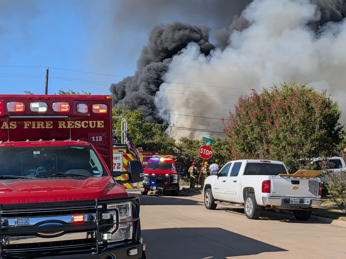 4-alarm Dallas grass fire spreads to home, tires sending thick smoke into air
