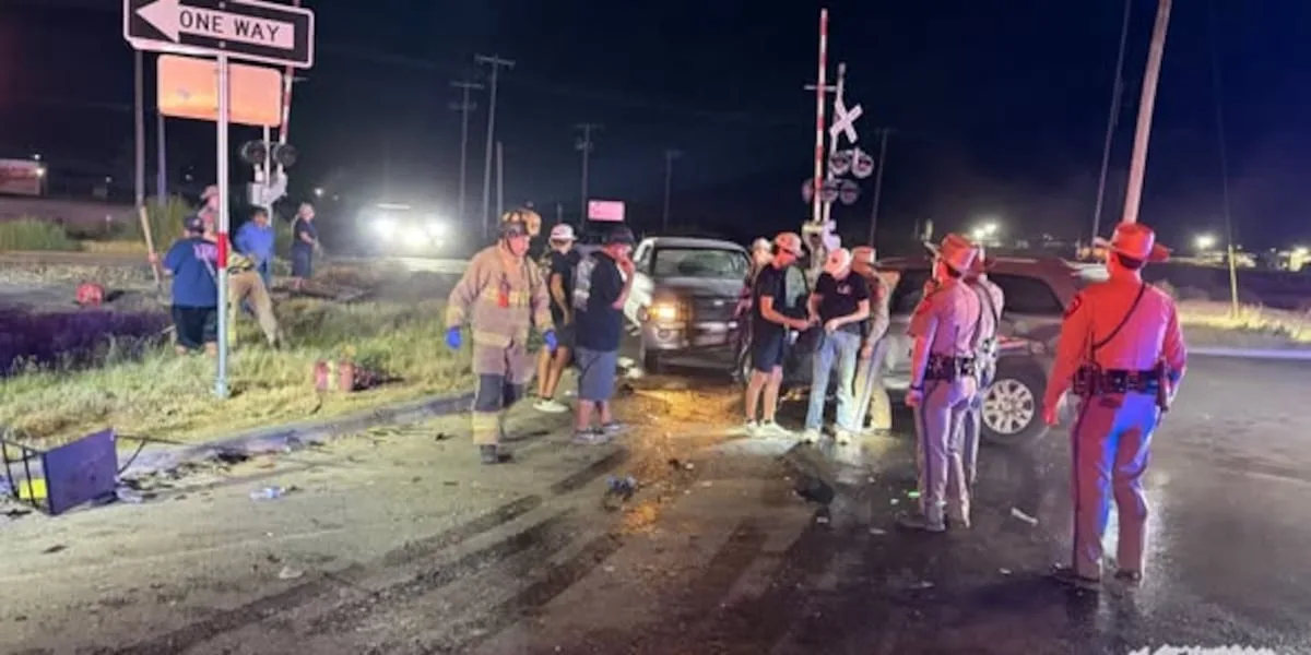 Crash sends 4 people to hospital in Midland County