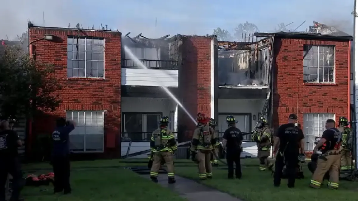 Emergency crews respond to 2-alarm apartment fire in southwest Harris County, Community VFD says