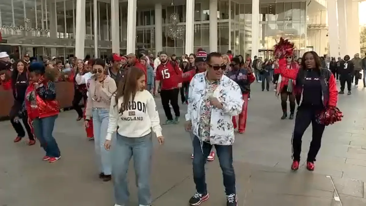 Traveling Texans fans bring H-Town to London