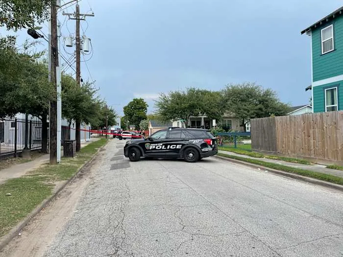 Pedestrian fatally shoots man inside car near the Heights