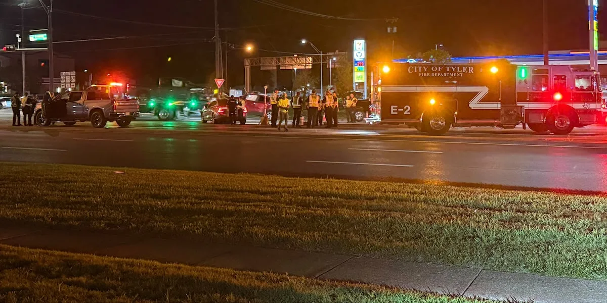 3 taken to hospital after 4-vehicle wreck on Tyler loop