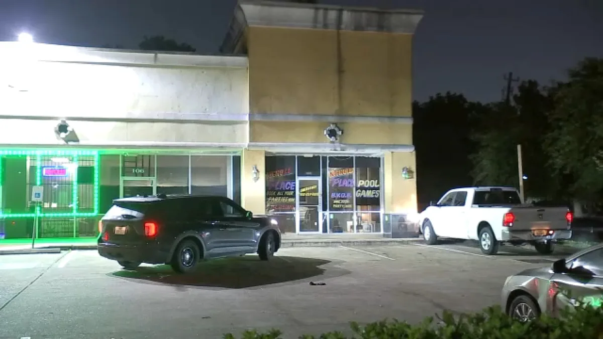 Suspect shot by employee at N. Houston pool hall while trying to break in, HPD says