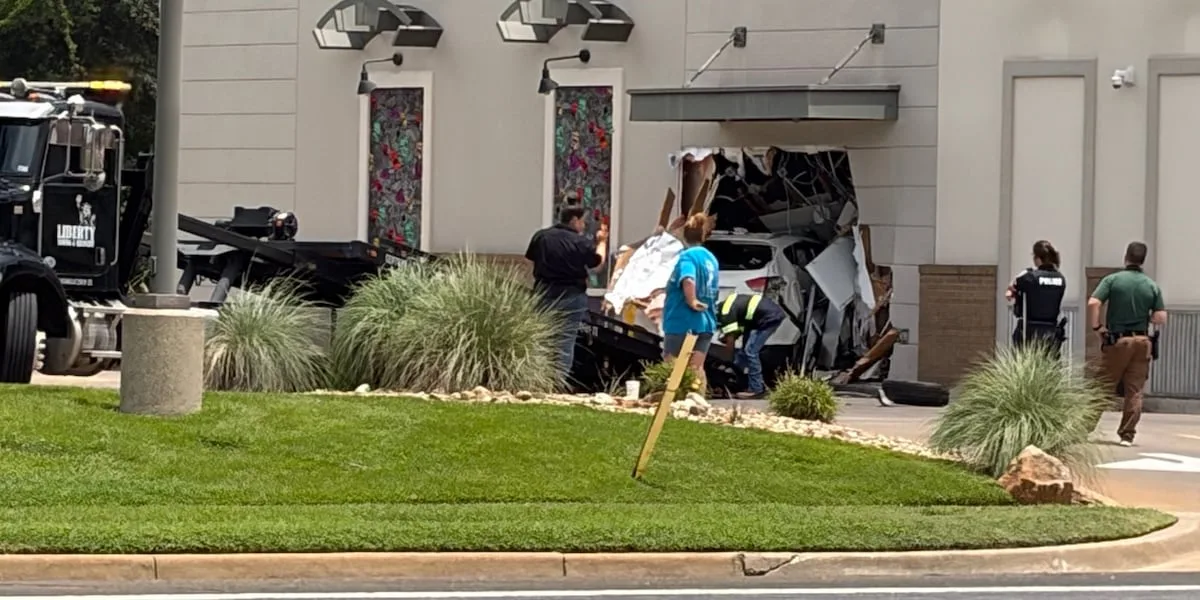 3 taken to hospital after car crashes into Tyler Taco Bell
