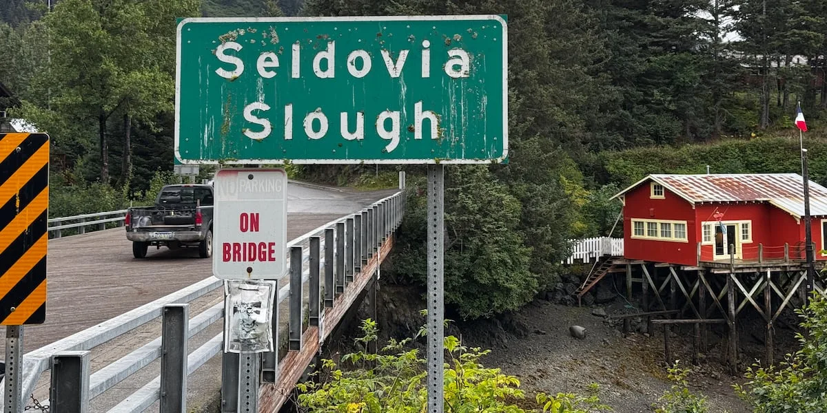 4 dead after small plane crashes into scenic tidal waterway