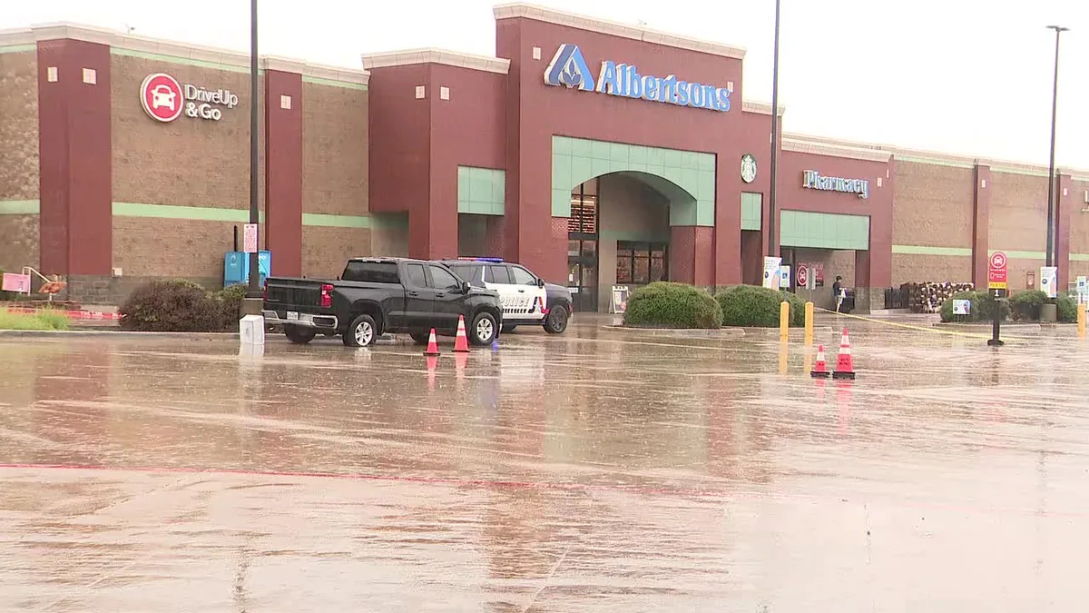 Arlington Albertson's parking lot shooting injures 1 man