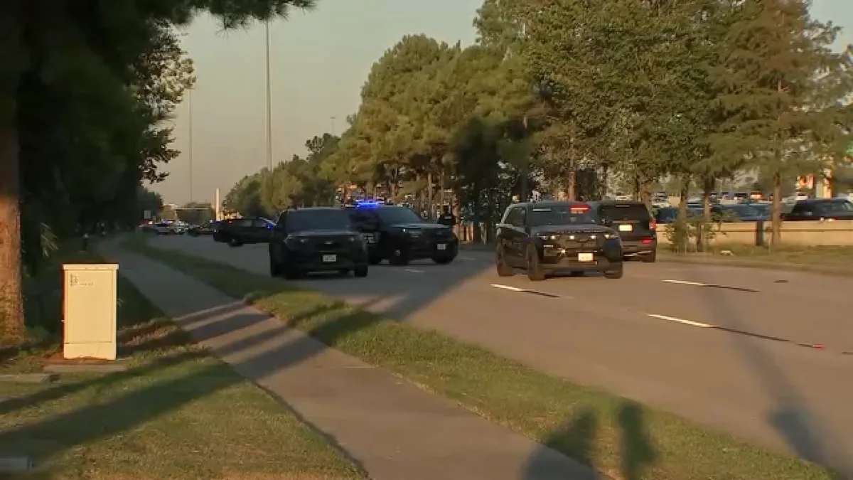 Pedestrian found dead along Katy Freeway service road, HPD says