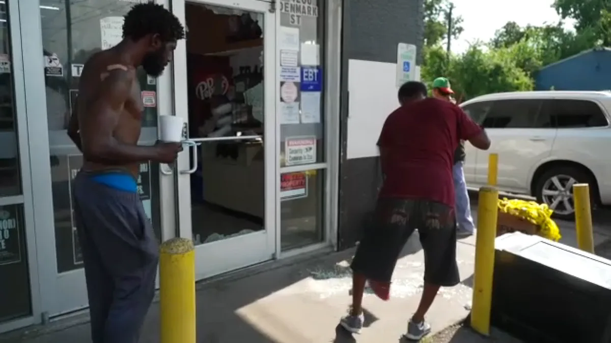 Man grazed by bullet, another injured after shooting at northeast Houston convenience store: HPD