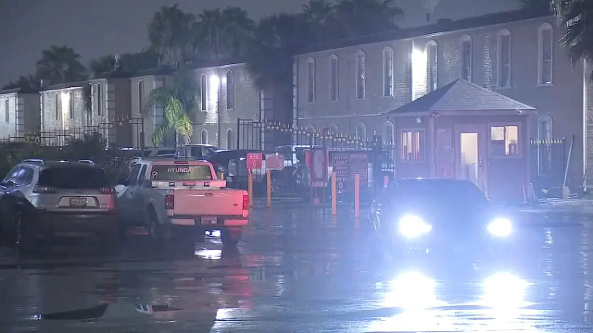 Man hospitalized after shooting at apartment complex in Houston's east side, HPD says