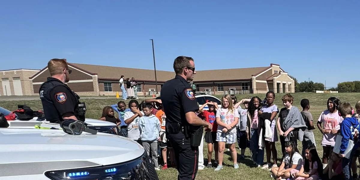 Waco police surprise Castleman Creek Elementary students with Red Ribbon Week 'SWARM'