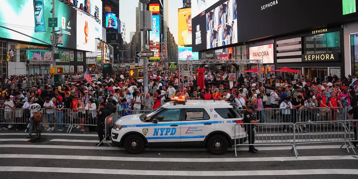 Police shoot woman who allegedly stabbed 2 in Times Square