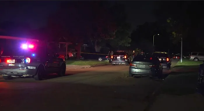 Hombre de Houston recibe mltiples disparos en emboscada en garaje; sospechosos en fuga