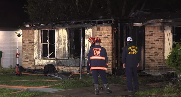 Heavy fire engulfs Houston home early Wednesday morning